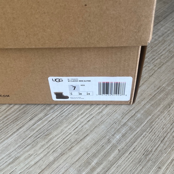 UGG Box - Picture 2 of 3
